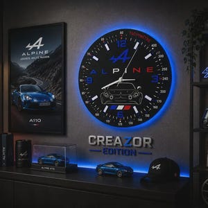 Peut inclure: Une horloge murale circulaire arborant le logo Alpine et la silhouette d'une voiture sur un cadran noir avec un rétroéclairage LED bleu. L'horloge affiche les chiffres 12, 3, 6 et 9, une échelle tachymétrique et des aiguilles blanches.