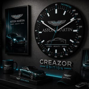 Peut inclure: Une horloge murale noire avec le logo, le texte et la silhouette de voiture Aston Martin, entourée d'objets de marque dont un mug, une voiture miniature, une casquette, des affiches encadrées et un porte-clés sur un fond sombre éclairé.