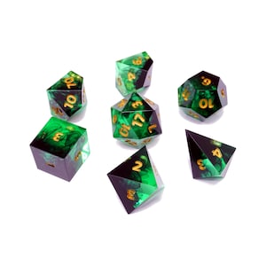 Ensemble de dés en résine fait à la main - Émeraude maudite - Ensemble de dés polyédriques 7 pièces D20 D12 D10 D8 D6 D4 - D&D, TTRPG, Jeux de société