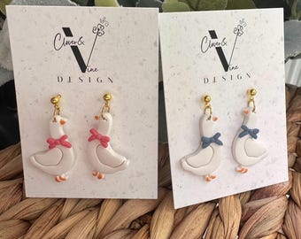 Gans oorbellen coquette, gans met vlinderstrik klei bungel oorbellen, domme gans, schattige dieren oorbellen, gans minnaar cadeau, eigenzinnige sieraden