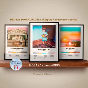 Op de afbeelding: Drie ingelijste albumkunstprints van Mora. De albumhoezen heten "Microdosis", "Estrella" en "Paraiso". De prints worden op een houten plank getoond. De tekst "Mora / 3 albums (PDF)" staat eronder.