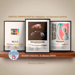 Pode incluir: Três impressões emolduradas de arte de álbum de Danny Ocean. As impressões são exibidas em uma prateleira de madeira. Os títulos dos álbuns são "54 + 1", "@DANNOCEAN" e "REFLEXA". As impressões são rotuladas como "DOWNLOAD DIGITAL" e "3 ARQUIVOS DIGITAIS (PDF)".
