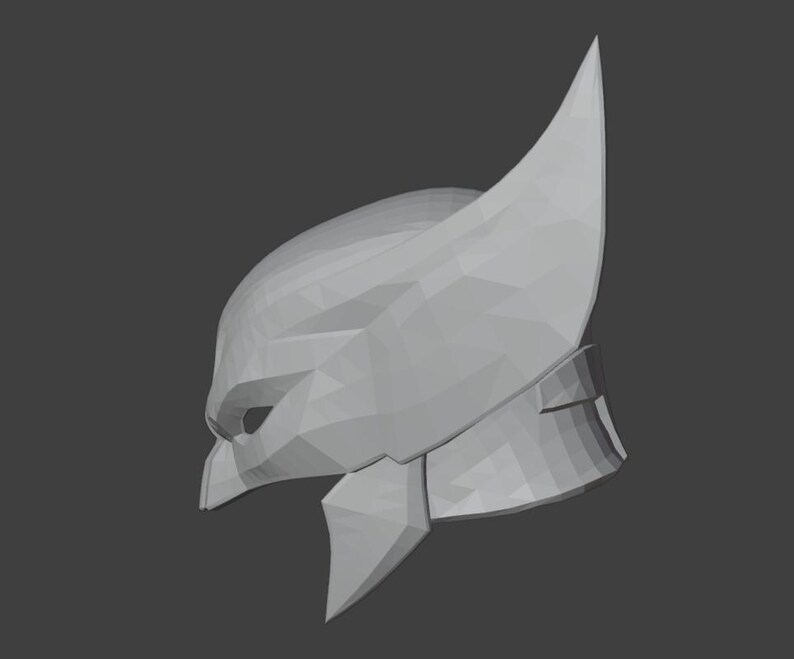 K&ouml;nnte beinhalten: Ein graues 3D-gedrucktes Modell eines Helms mit einer spitzen Oberseite und einer Gesichtsmaske. Der Helm ist so konzipiert, dass er einem Charakter aus einem beliebten Comic &auml;hnelt.