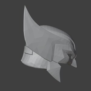 K&ouml;nnte beinhalten: Ein wei&szlig;er, 3D-gedruckter Helm mit einem spitzen, eckigen Design. Der Helm hat einen scharfen, spitzen Kamm oben und eine Gesichtsmaske mit einem spitzen, eckigen Design.