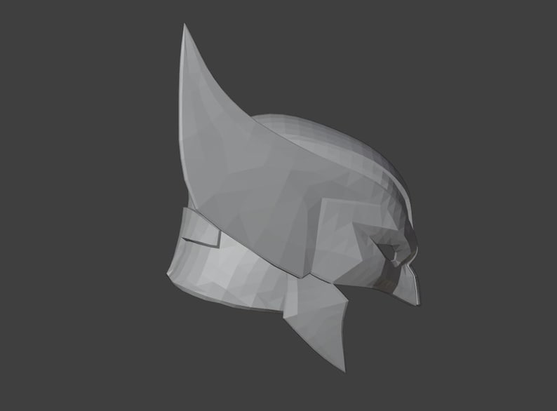K&ouml;nnte beinhalten: Ein wei&szlig;er, 3D-gedruckter Helm mit einem spitzen, eckigen Design. Der Helm hat einen scharfen, spitzen Kamm oben und eine Gesichtsmaske mit einem spitzen, eckigen Design.