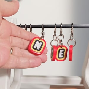 Porte-clé initiale personnalisée style LEGO – Lettre au choix – Cadeau prénom enfant – Option NFC – Impression 3D France