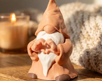 Skandinavischer Wichtel mit Herz – 3D gedruckte Dekofigur, personalisierte Regaldeko, Geschenk für sie