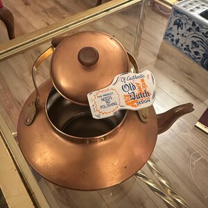 Peut inclure: Une th&eacute;i&egrave;re en cuivre avec un couvercle et une poign&eacute;e. La th&eacute;i&egrave;re porte une &eacute;tiquette indiquant "Of Authentic Old Dutch Design. This product needs no polishing."