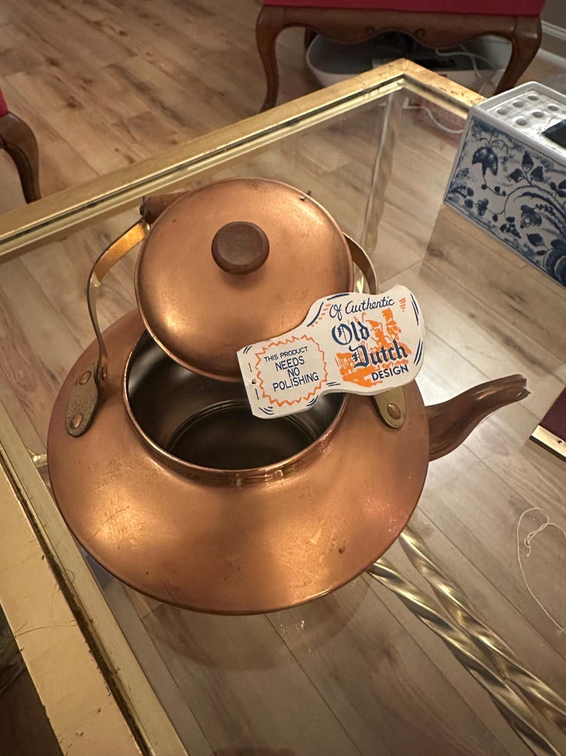 Peut inclure: Une th&eacute;i&egrave;re en cuivre avec un couvercle et une poign&eacute;e. La th&eacute;i&egrave;re porte une &eacute;tiquette indiquant "Of Authentic Old Dutch Design. This product needs no polishing."