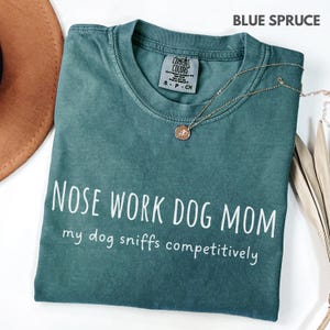 ノーズワークドッグママシャツ、競技用嗅覚犬スポーツTシャツ、コンフォートカラーズ ガーメントダイ