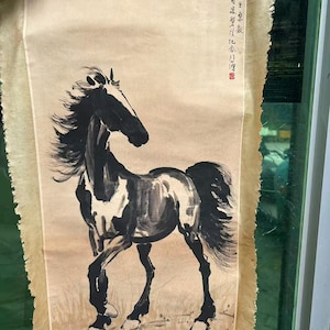 風景画 水墨画 掛軸 馬 走る馬の水墨画：大きな白黒の風水壁アート - Etsy 日本