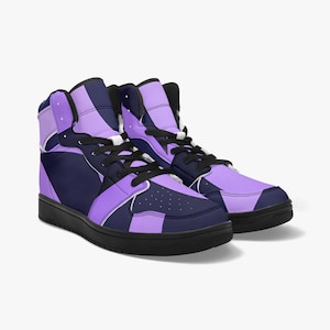 Peut inclure: Une paire de baskets montantes avec un motif géométrique violet et bleu marine. Les chaussures ont des lacets noirs et une semelle blanche.
