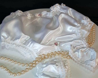 Culotte de mariée en satin de soie blanche à entrejambe ouverte avec dentelle.