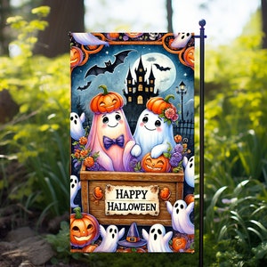 Puede incluir: Una bandera de jardín de Halloween con dos fantasmas sonrientes con sombreros de calabaza, rodeados de calabazas, murciélagos y fantasmas. La bandera tiene un letrero de madera que dice "Happy Halloween". El fondo incluye un castillo espeluznante y una luna llena.