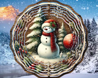 Op de afbeelding: Een houten kerstwindmolen met een sneeuwpop, hulst en sneeuwvlokken. De sneeuwpop draagt een rood-witte hoed en sjaal. De windmolen is versierd met zilveren glitter.