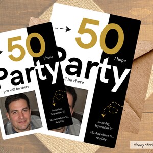Op de afbeelding: Feestuitnodigingen voor een 50e verjaardag. Het ontwerp heeft een zwart-witte achtergrond met gouden accenten. De uitnodigingen bevatten een foto en evenementdetails.
