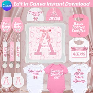 Puede incluir: Un conjunto de ropa para bebé en rosa y blanco que incluye tres bodies, dos baberos, dos gorros, dos pares de manoplas y tres clips para chupetes. Las prendas tienen impresos textos como Mommy's Mini, Bows Bottles Cuddles y el nombre Alexis.