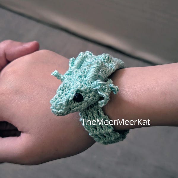 Häkelanleitung für ein Drachenarmband (Kinder- und Erwachsenengröße, PDF, nur auf Englisch)