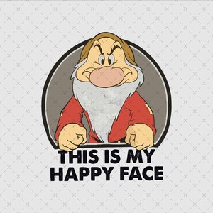 Peut inclure: Une illustration graphique du personnage Grumpy de Blanche-Neige, portant un chapeau marron, une chemise rouge et une barbe blanche, avec une expression renfrognée. Sous le personnage, le texte indique THIS IS MY HAPPY FACE en lettres capitales.