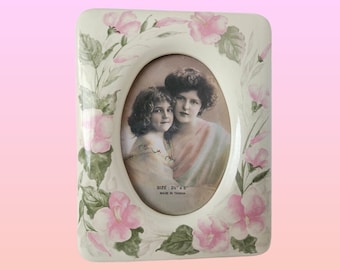 Vintage fotolijst met bloemen, mooie pastelkleurige gezwollen keramische fotolijst, vintage gebroken witte fotolijst met pastelroze bloemen