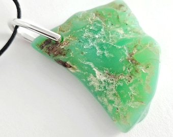 Colgante de crisoprasa hecho a mano: cristal verde natural, enganche de plata de ley.