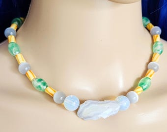 Collar único de ágata azul con encaje y cuentas de vidrio vintage. Hermoso collar de ágata azul con encaje semiprecioso y vidrio verde trabajado con lámpara.