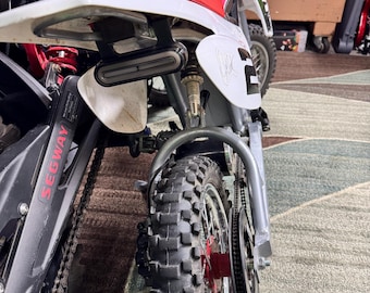 Achterlichtbeugel voor Razor MX500/MX650 en SX500 – PETG-HF met roestvrijstalen hardware.