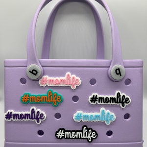 Mom Life Bogg バッグチャーム、シンプルでモダンなバッグチャーム、ママをテーマにしています。#MomLife。オーダーメイド。色をお選びください。