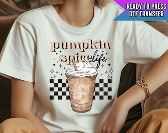 Könnte beinhalten: Weißes T-Shirt mit einer Grafik eines Pumpkin Spice Latte und dem Text "pumpkin spicelife".