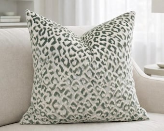 Grönt & vitt Ocelot Cut Sammet Örngott | Modernt djurtryckt designerprydnadskudde | Lyxig accentkudde