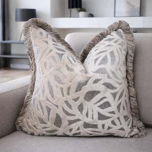 Neutraal metallic gesneden fluwelen kussensloop met franje | Taupe en zilver fluweel designkussen met textuur | Luxe decoratief sierkussen