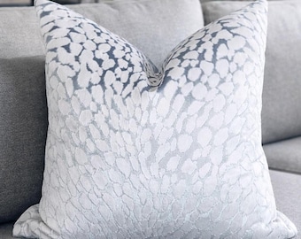 Funda de almohada moderna de terciopelo azul hielo cortado / Cojín texturizado de diseñador / Cojín contemporáneo con acento neutro / Cojín de sofá de lujo