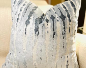 Funda de almohada de terciopelo azul claro con diseño abstracto de acuarela, decorativa, de terciopelo azul y blanco, moderna, azul océano