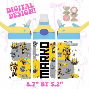 Puede incluir: Una botella de agua con diseño de Transformers. La botella es blanca con detalles amarillos y azules. Tiene una tapa abatible y una pajita. El diseño incluye personajes de Transformers, coches y el nombre "MARKO". El texto "DIGITAL DESIGN!" también es visible. La botella mide 22.1 cm por 13.2 cm.