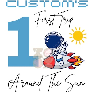 Op de afbeelding: Een witte afbeelding met de tekst "CUSTOM'S First Trip Around The Sun". Een blauwe 1 aan de linkerkant. Een astronaut op een rode en witte raket in het midden, met een gele zon.