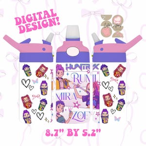 May include: A water bottle with a pink and purple lid and a white body. The body features anime-style illustrations and the text "HUNTR X RUNNL MIRA ZOE". The bottle measures 22.1 cm by 13.2 cm and has the text "DIGITAL DESIGN!"
