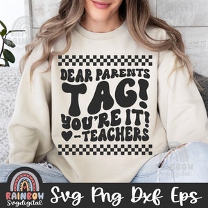 Cari genitori, Tag You're It SVG, Insegnante divertente PNG, Maglietta per insegnante delle vacanze estive, Ultimo giorno di scuola, File carini per Cricut e Silhouette