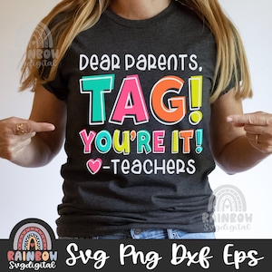 Cari genitori, Tag! Sei tu la maglietta in formato SVG, Insegnante divertente in formato PNG, Sarcasmo dell'insegnante in formato DXF, Fuori scuola, File carini per le vacanze per Cricut e Silhouette