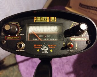 Vintage Metal Detector - Pioneer 101 Bounty Hunter (Tested & Works)