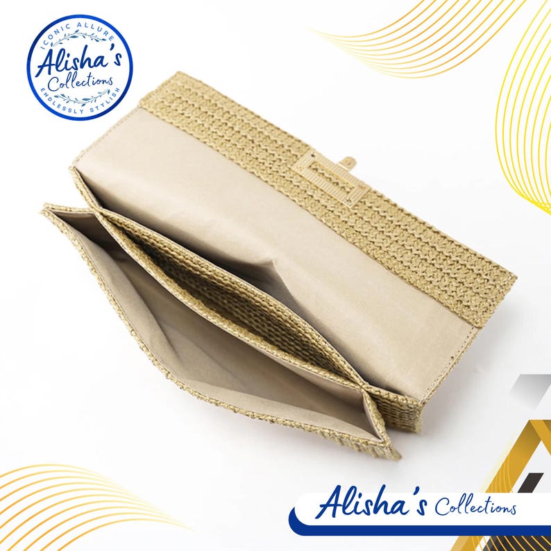 Pode incluir: Uma carteira de m&atilde;o tecida bege com fecho de aba e fecho de metal dourado. A carteira est&aacute; aberta e o interior &eacute; forrado com um tecido bege.