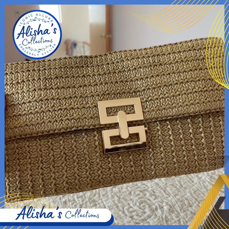 Pode incluir: Uma carteira de palha tecida com um fecho dourado. A carteira &eacute; de cor castanho claro e tem uma textura tecida. O fecho &eacute; de forma retangular com uma pequena abertura retangular no centro.