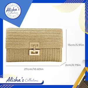Pode incluir: Uma clutch tecida dourada com fecho de encaixe dourado. A clutch mede 27 cm de largura, 15 cm de altura e 2 cm de profundidade.