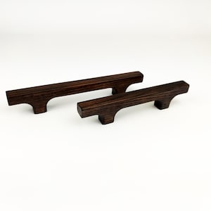 Boutons en bois pour armoires de couleur marron. Manches en bois. Aménagements de cuisine. Poignées pour tiroirs.