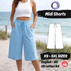 Può includere: Pantaloncini midi azzurri con vita con coulisse e tasche. I pantaloncini sono mostrati su una persona su una spiaggia. L'immagine include anche un disegno al tratto dei pantaloncini e il testo "Midi Shorts" e "XS-5XL SIZES".