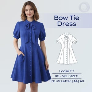 Peut inclure: Une robe bleue avec un nœud papillon, des manches courtes bouffantes, une rangée de boutons sur le devant et des poches. La robe est présentée sur un mannequin. Le texte "Bow Tie Dress" est affiché avec un croquis de la robe. Le texte "Loose Fit" et "XS - 5XL SIZES" sont également visibles.