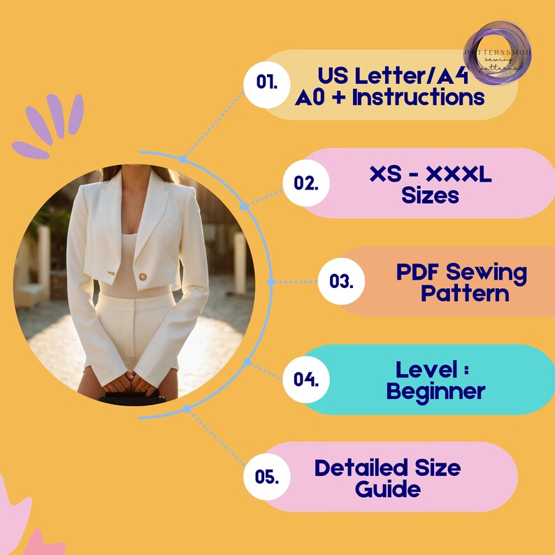 Op de afbeelding: Een witte blazer en bijpassende broek worden getoond tegen een gele achtergrond. De afbeelding bevat tekst die aangeeft dat het patroon voor maten XS-XXXL is, beginnersniveau, en instructies en een gedetailleerde maattabel bevat.