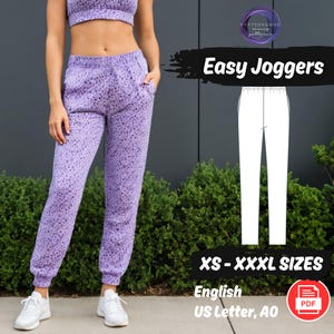 Könnte beinhalten: Ein Schnittmuster für einfache Jogginghosen in den Größen XS-XXXXL. Das Schnittmuster ist auf US Letter Papier gedruckt und in englischer Sprache verfügbar. Das Bild zeigt ein Model, das eine lilafarbene Jogginghose trägt.
