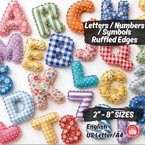 Puede incluir: Una colección de letras, números y símbolos de tela con bordes con volantes y varios patrones que incluyen flores, cuadros vichy, lunares y rayas. El texto dice Letters / Numbers / Symbols Ruffled Edges, 5 cm-20 cm SIZES, English, US Letter/A4.