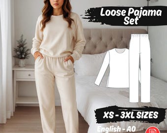 Op de afbeelding: Een vrouw draagt een crèmekleurige, losse pyjamaset. De set bestaat uit een top met lange mouwen en ronde hals en een bijpassende broek. De afbeelding toont ook een patroon voor de pyjamaset, met de tekst "Loose Pajama Set" en "XS-3XL SIZES".