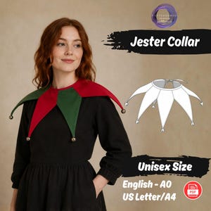 Puede incluir: Un cuello de bufón con puntas de tela alternas en rojo y verde, cada una rematada con un pequeño cascabel metálico. El diseño incluye un dibujo lineal blanco del cuello con lazos y cascabeles, etiquetado como Jester Collar, Unisex Size, English - A0.